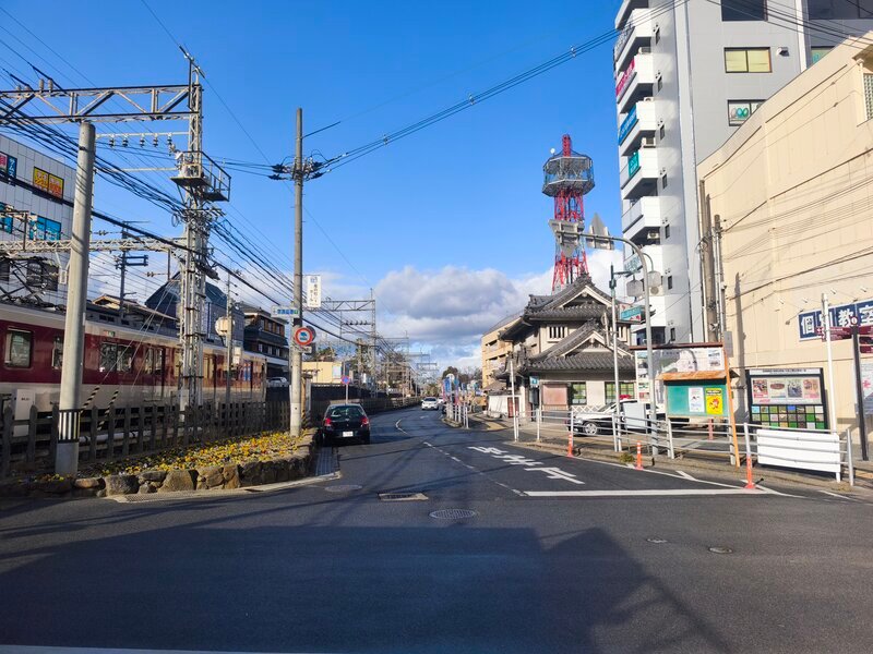 鉄塔が見える道