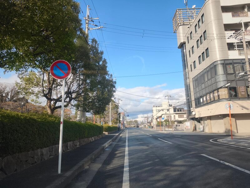 歩道を進む